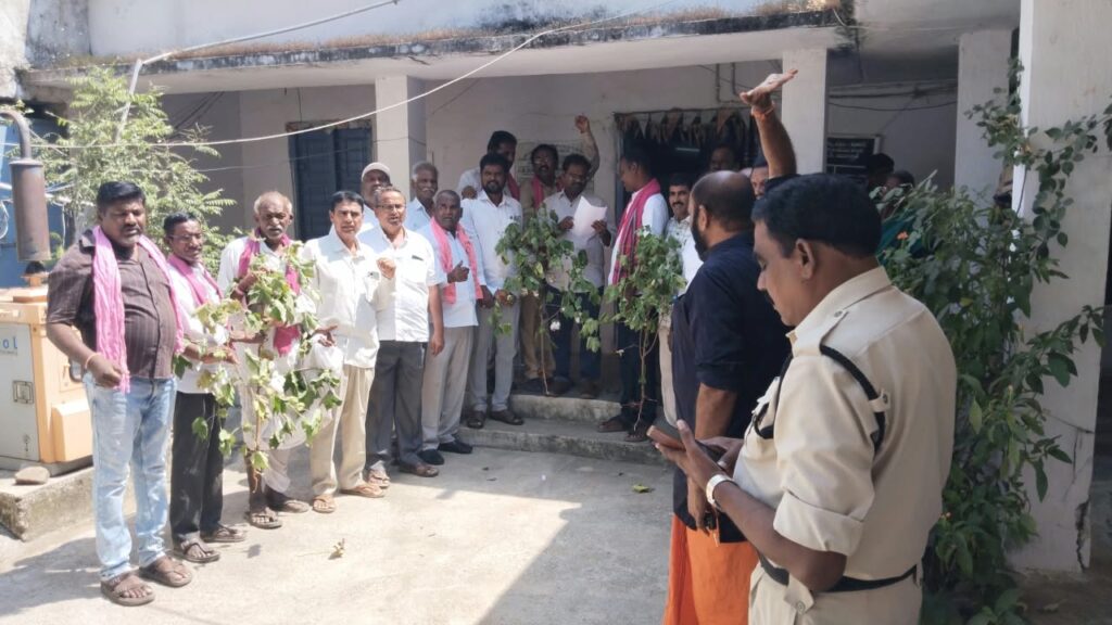 ఎమ్మెల్యే ఆదేశాలు.. ఎమ్మార్వోకు నేతల వినతి