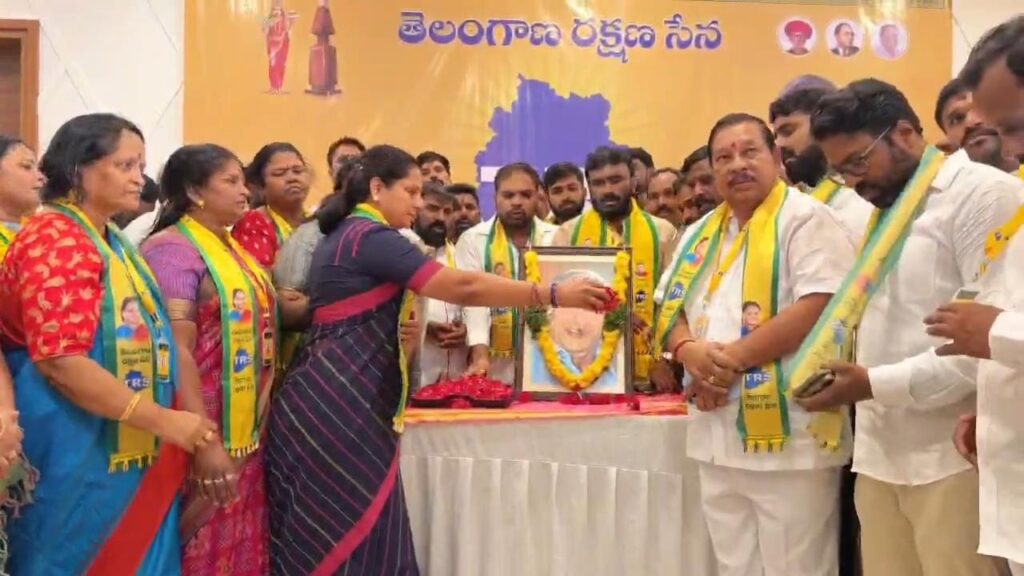 బహుజన సూర్యుడు కాన్షీరామ్‌కు తెలంగాణ రక్షణ సేన నేతల ఘన నివాళి