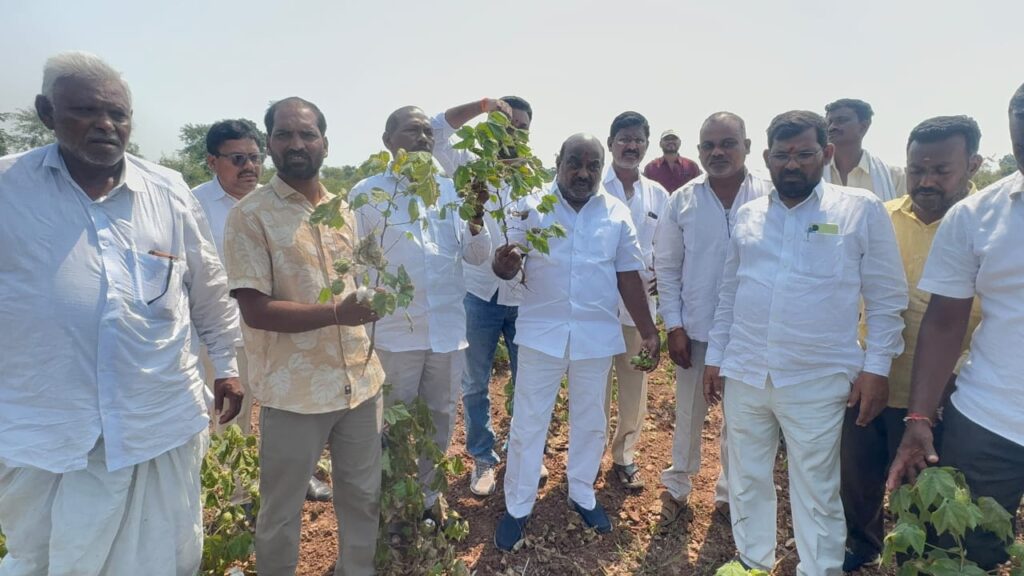 ఆదిలాబాద్‌ను తక్షణమే కరువు జిల్లాగా ప్రకటించాలి: మాజీ మంత్రి