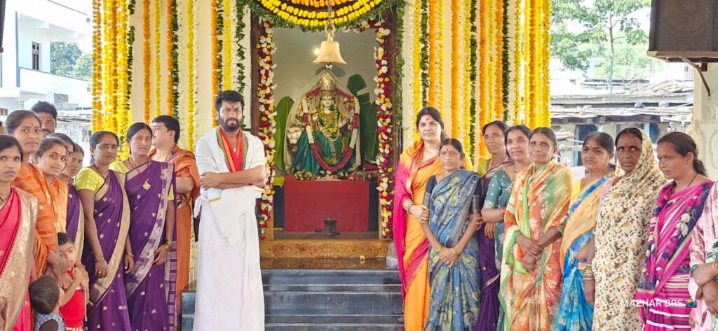 జగదాంబ దేవికి ఎమ్మెల్యే దంపతుల పూజలు