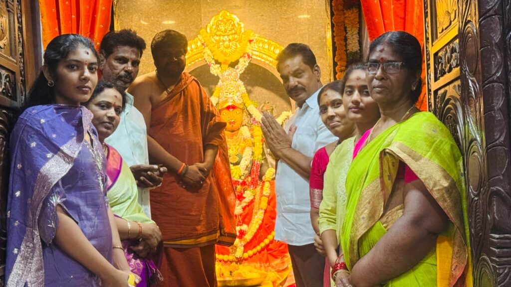 త్రిశక్తి దుర్గామాత ఆలయంలో ప్రత్యేక పూజలు