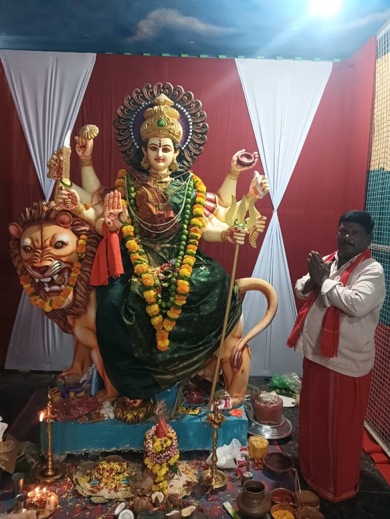 దుర్గాదేవిని దర్శించుకున్న కాంగ్రెస్ పార్టీ టౌన్ ప్రెసిడెంట్ క్యాతరాజు రమేష్