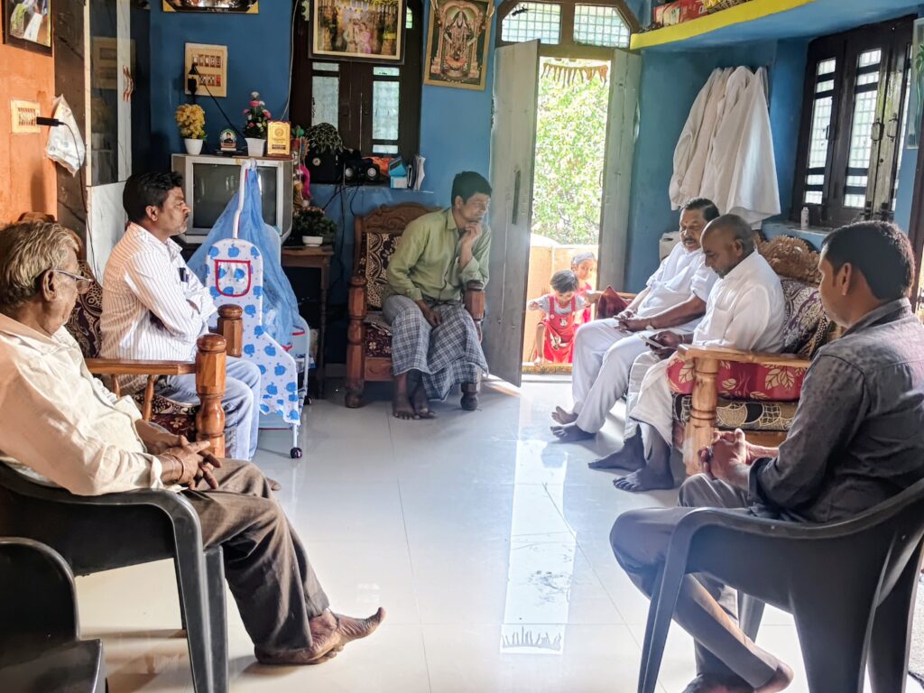 బాధిత కుటుంబాన్ని పరామర్శించిన మాజీ ఎమ్మెల్యే