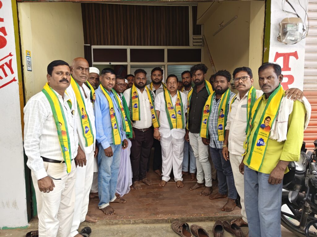 యువకులు టీఆర్ఎస్‌లో చేరిక..