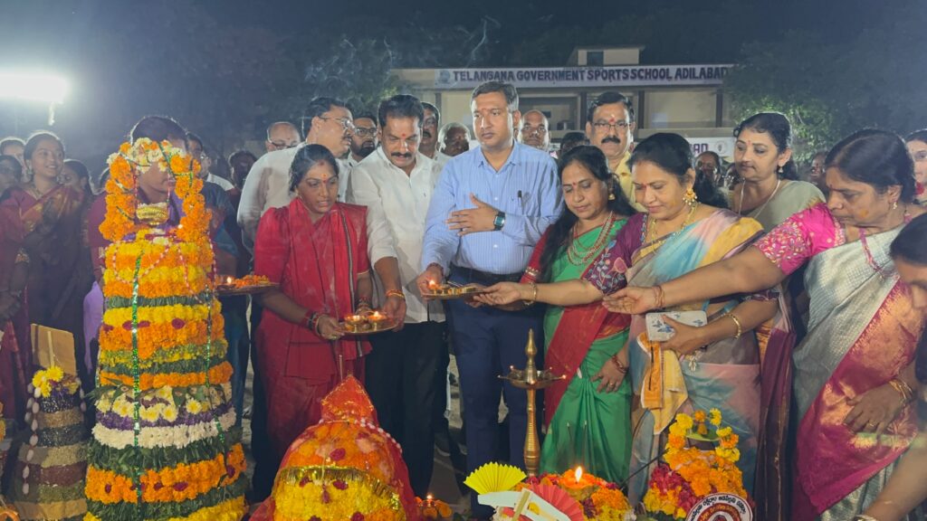 బతుకమ్మ పూల పండుగ సందడి..