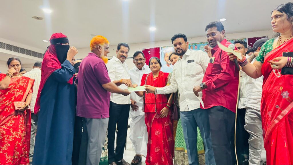 లబ్ధిదారులకు చెక్కుల పంపిణీ..