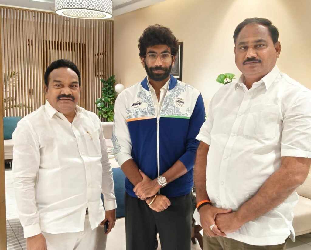 ఢిల్లీ ఎయిర్‌పోర్ట్‌లో క్రికెట్ స్టార్ బుమ్రాతో ఎంపీ గోడం నగేష్ సరదా భేటీ