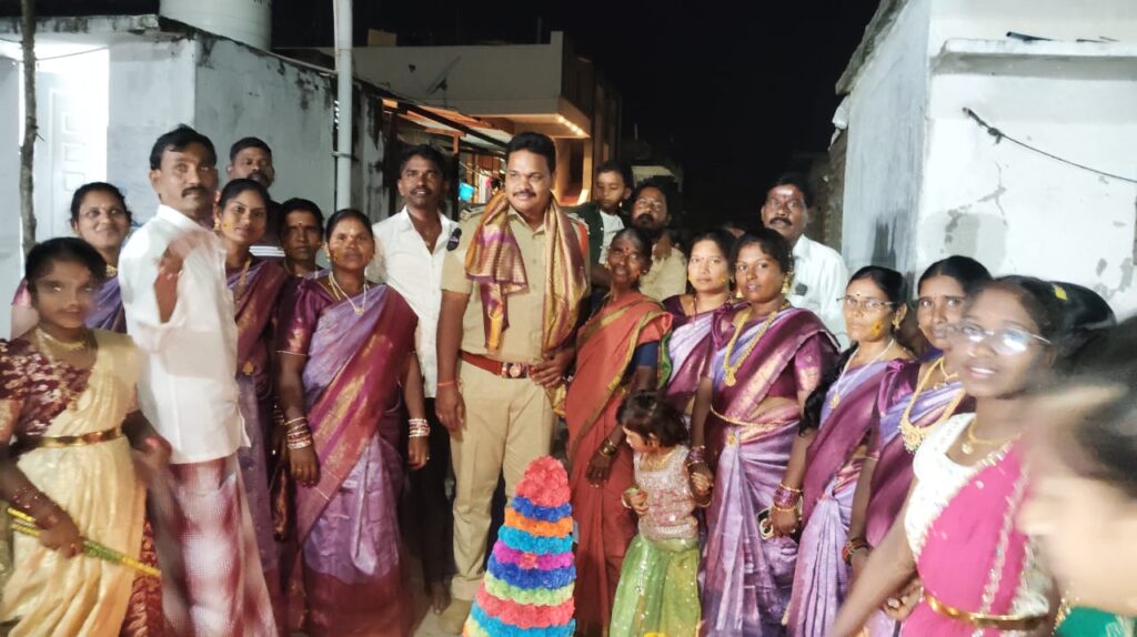 అంబేద్కర్ బతుకమ్మ సంబరాల్లో పాల్గొన్న ఎస్ఐ