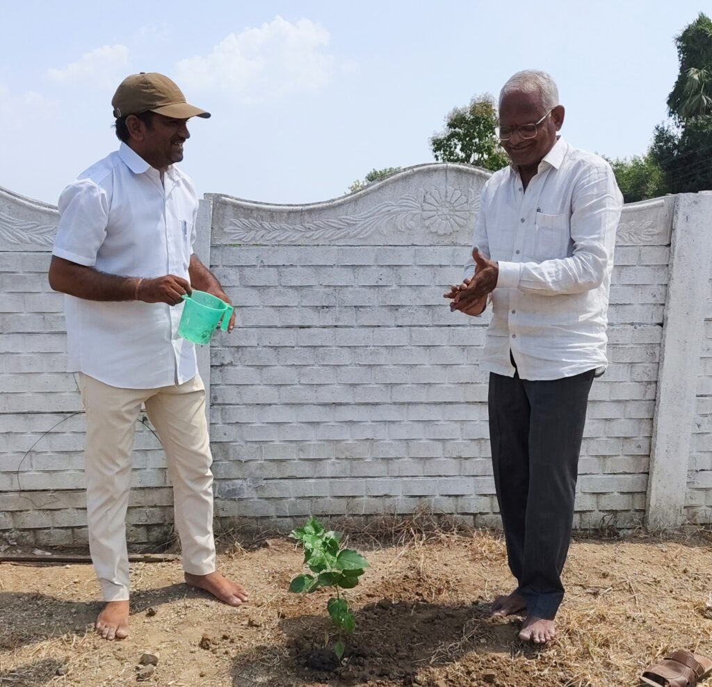 🌱 పర్యావరణ పరిరక్షణకు మొక్క నాటిన MEO రాధాకృష్ణ రెడ్డి